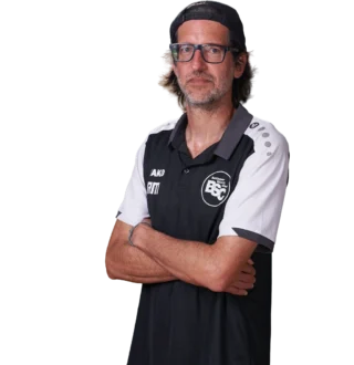 Jugendtrainer Ralf Müller im offiziellen BSC Shirt 2026
