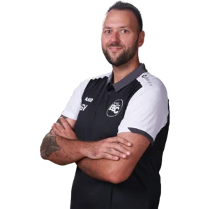 Jugendtrainer Sebastian Vogt im offiziellen BSC Shirt 2026