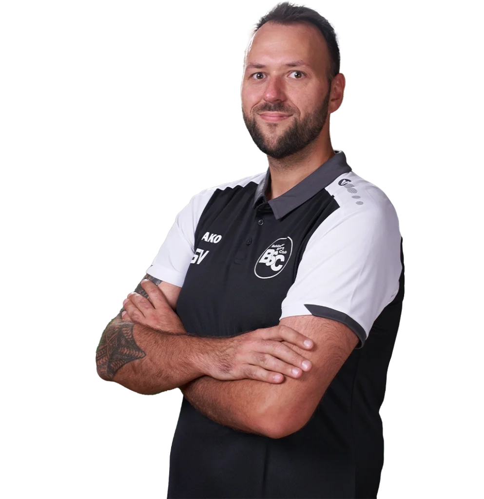 Jugendtrainer Sebastian Vogt im offiziellen BSC Shirt 2026