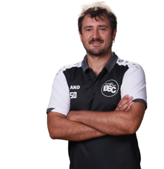 Jugendtrainer Sören Schwarz im offiziellen BSC Shirt 2026