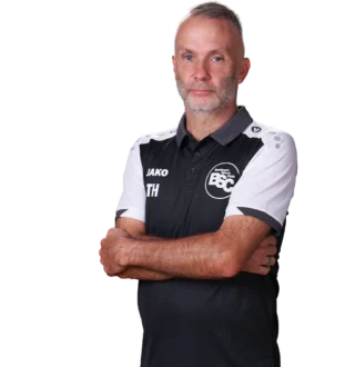 Jugendtrainer Torsten Haberstroh im offiziellen BSC Shirt 2026